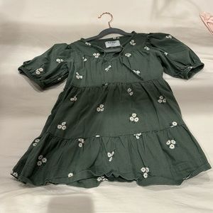 Old Navy girls small (6-7) casual dress. Green with flowers.